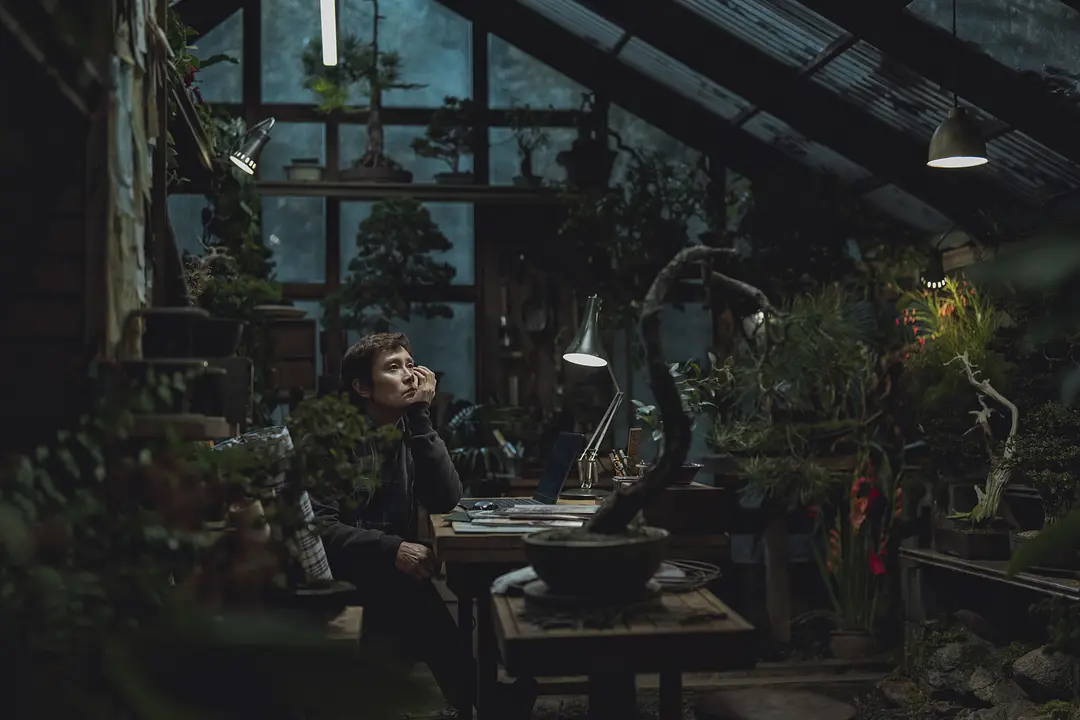 在温室里沉思的妈妈狗